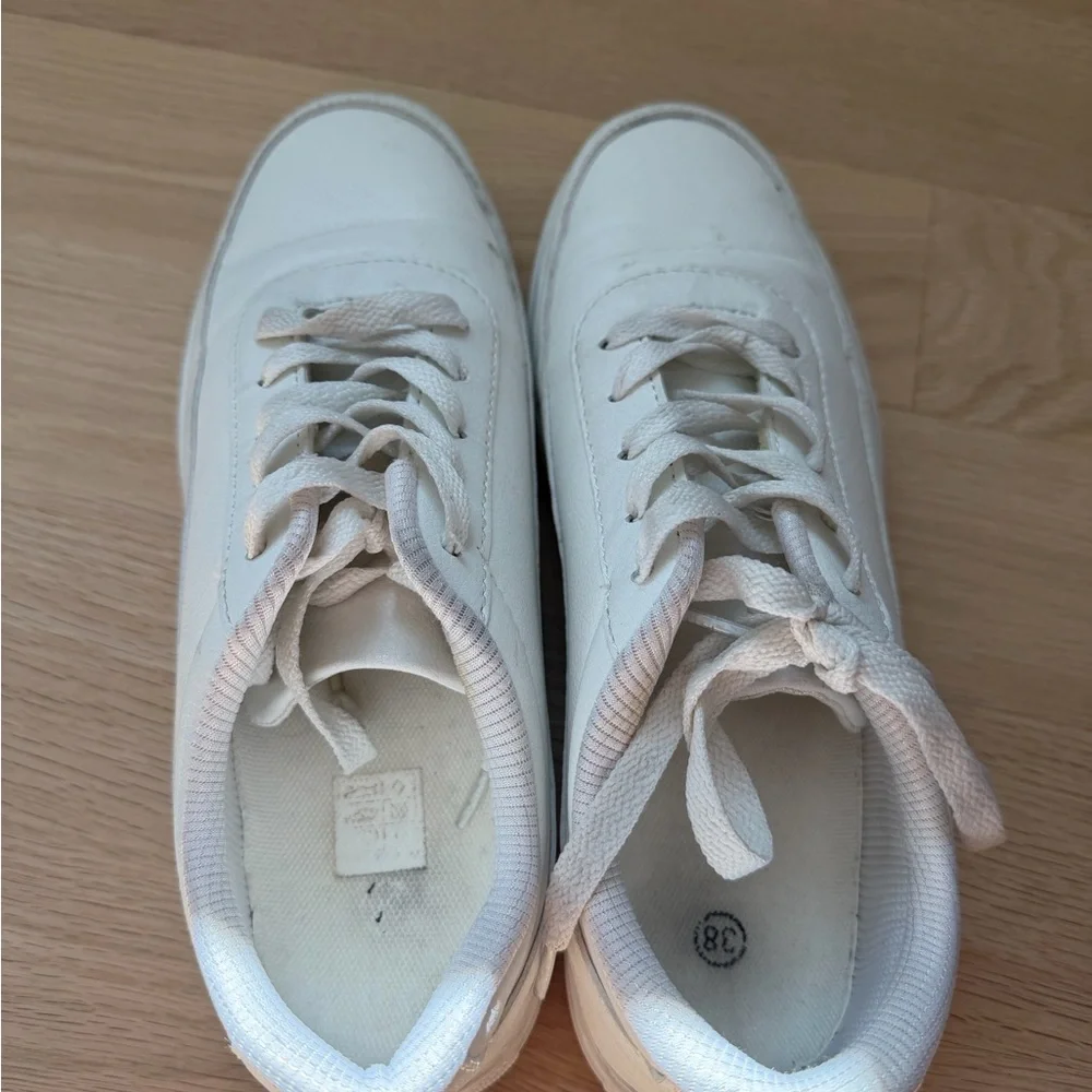 Woman’s White Low-Top Casual Sneakers